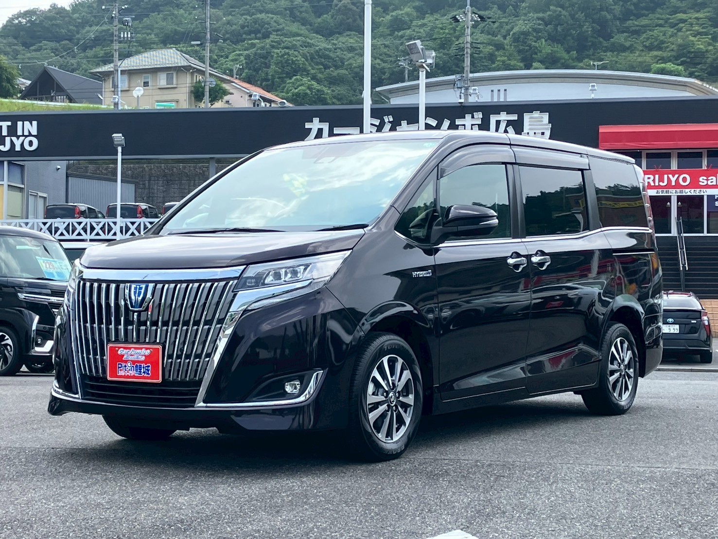 R1年式　トヨタ　エスクァイア　ハイブリッドGi　プレミアムパッケージ　7人乗り　1800ｃｃ　純正10インチナビ　フルセグ　ＤＶＤ　ブルートゥース　両側パワースライドドア　ハーフレザーシート　トヨタセーフティ　【0421906】　53.000ｋｍ